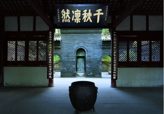 >基地依託成都武侯祠博物館建設,內有劉備殿,諸葛亮殿,惠陵等三國曆史