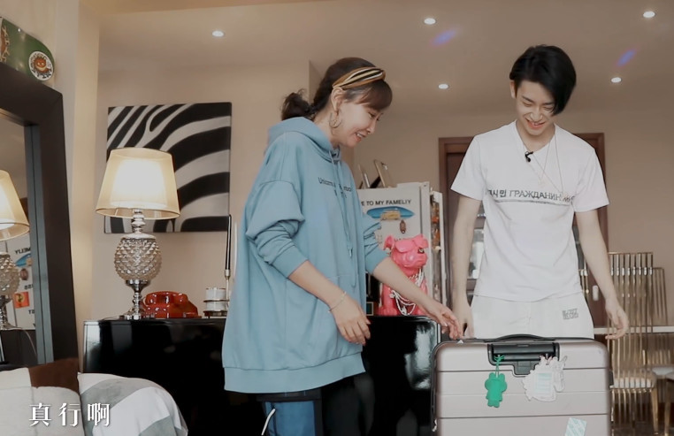 小鬼妈妈跟儿子录综艺太抢镜,颜值高保养超好,母子同框如姐弟