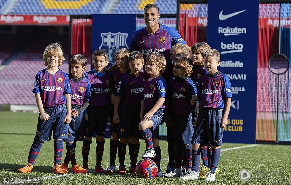 穆里略与巴萨签约亮相诺坎普心情大好与小球迷击掌合影