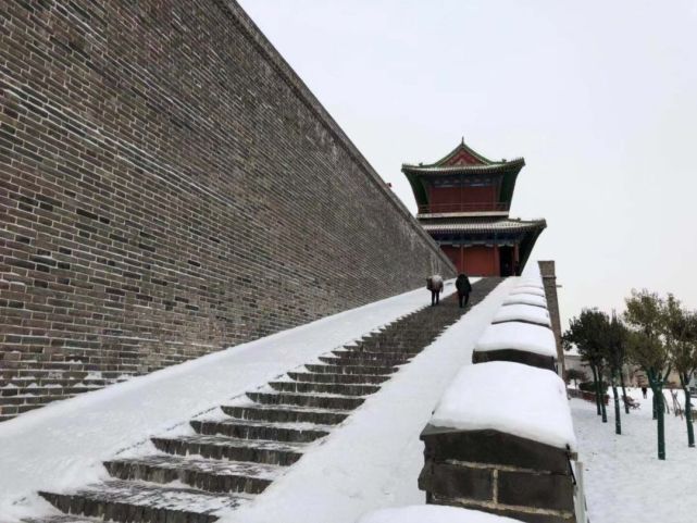 白雪覆盖下 南城门轮廓更加清晰 显得气势恢弘,雄伟壮阔 阳和楼在