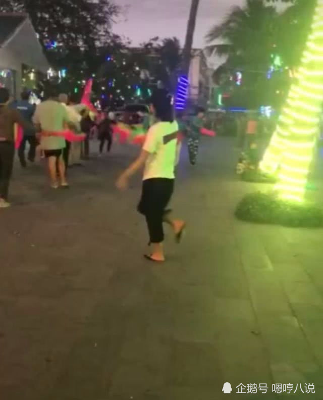 刘涛跳广场舞被偶遇,穿拖鞋一样能跟上大妈们