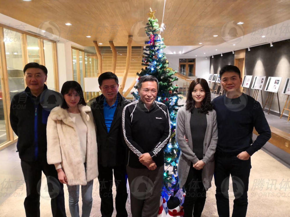 刘强东风波过后现身张家口携奶茶妹妹一同滑雪