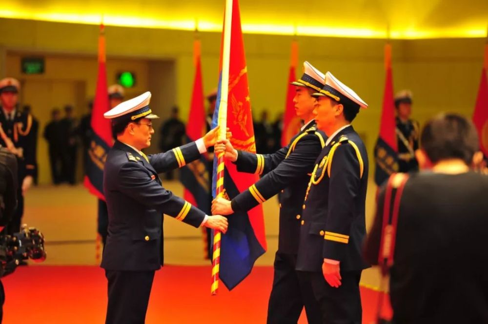河南省消防救援总队授旗授衔和换装仪式在郑州举行