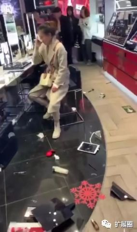 北京西单大悦城一女子疯狂打砸雅诗兰黛专柜