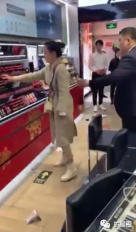 北京西单大悦城一女子疯狂打砸雅诗兰黛专柜