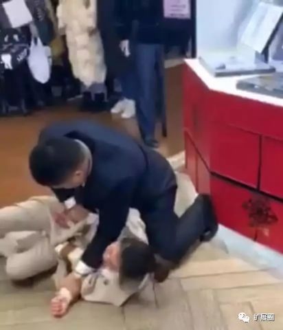 北京西单大悦城一女子疯狂打砸雅诗兰黛专柜