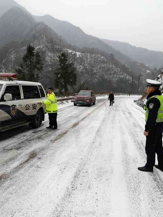 四川万源普降小雪民警雪路拖车上演 纤夫的爱 腾讯网