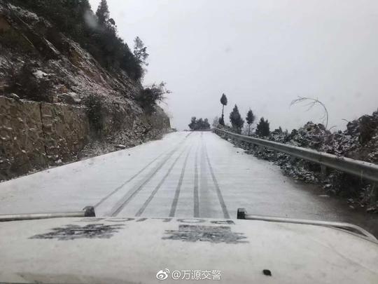 四川万源普降小雪民警雪路拖车上演 纤夫的爱 腾讯网