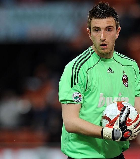 欧足坛再现神级乌龙!米兰旧将竟将球带入自家大门