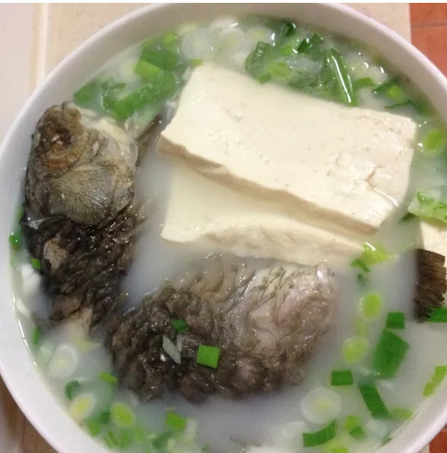 燉鯽魚湯 用冷水還是熱水?要想魚湯鮮濃 必選這