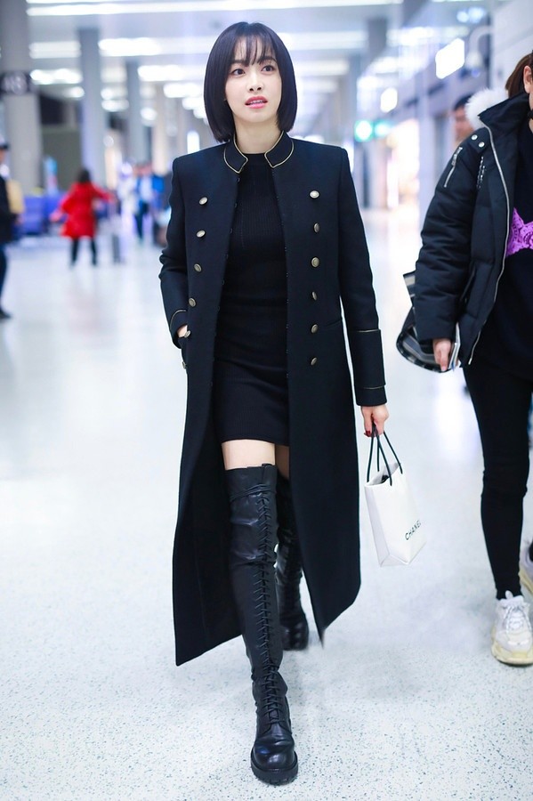 杨幂穿高筒靴裹全身,微胖身材学宋茜戚薇娜扎