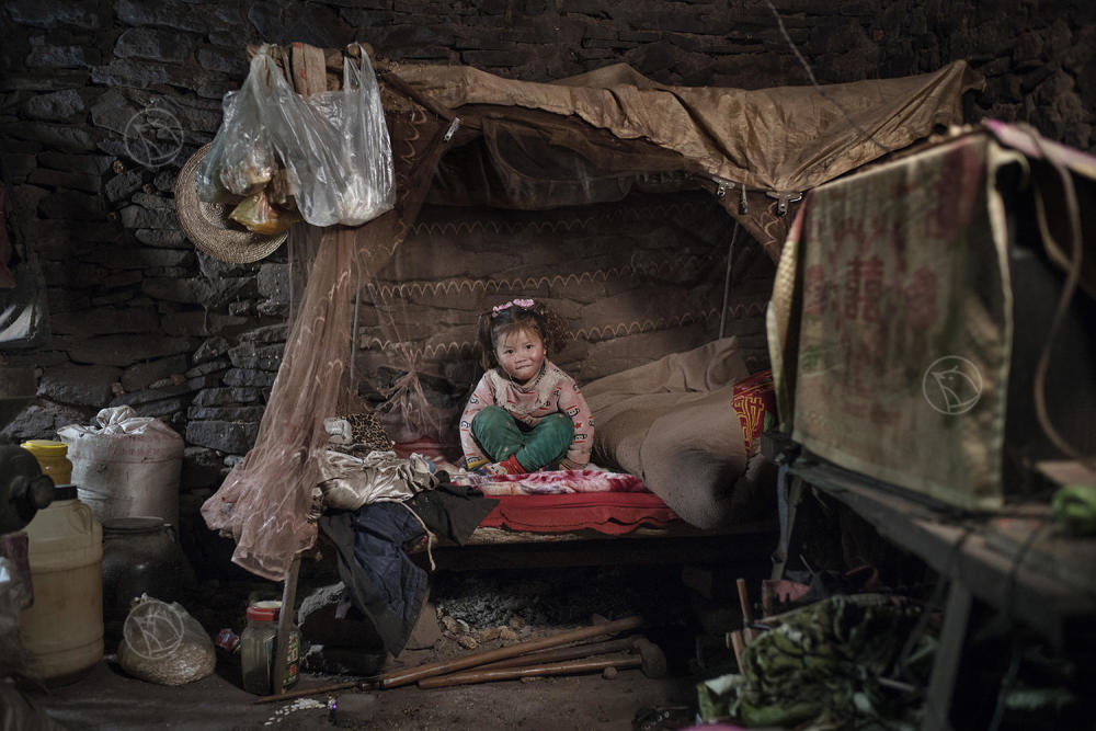谷雨影像丨住牛圈草棚的留守儿童搬进百平楼房真的脱离贫困了吗