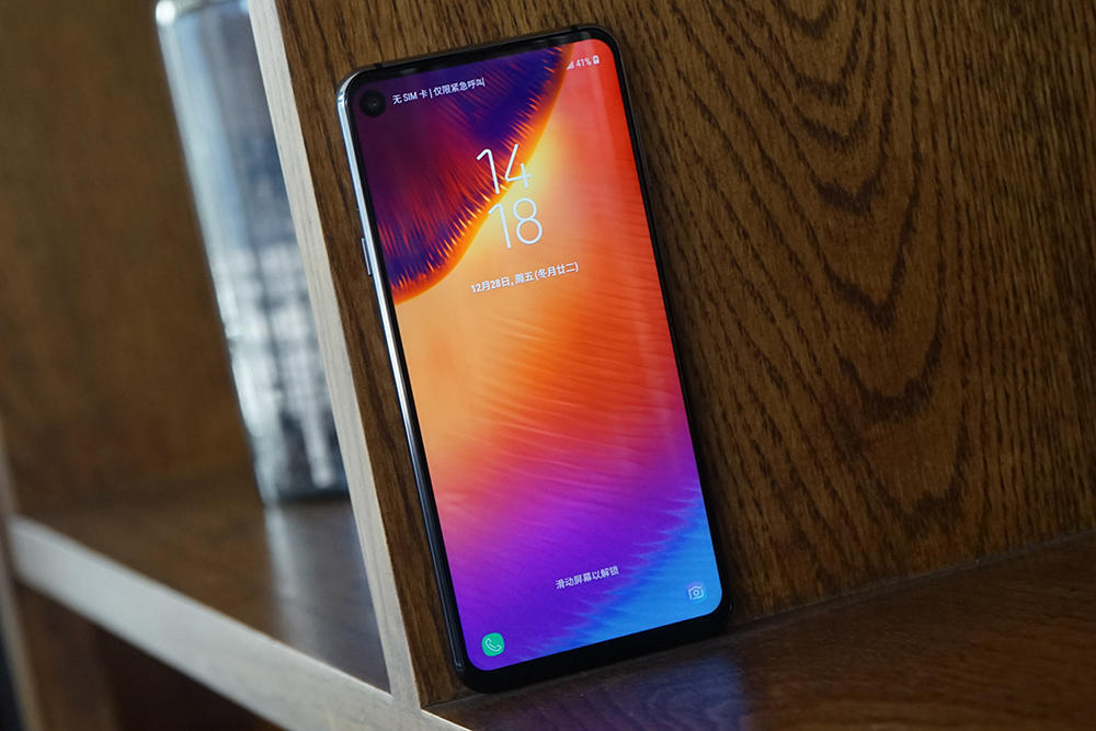 黑瞳全视屏 潮流渐变三星galaxy a8s图赏