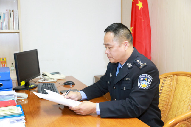 打开腾讯新闻,查看更多图片 >在信宜基层公安机关工作期间,他带领民警