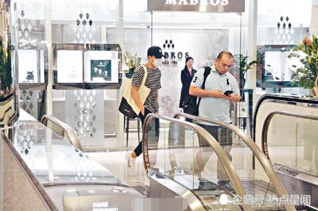 杨幂和新欢上演摸头杀？粉丝澄清是造型师