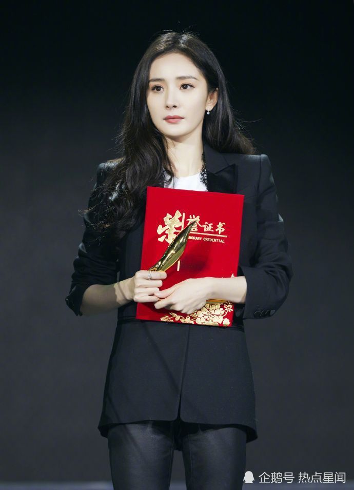 杨幂和新欢上演摸头杀？粉丝澄清是造型师