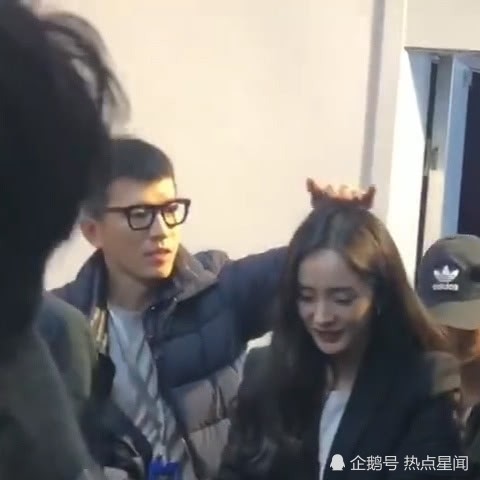 杨幂和新欢上演摸头杀？粉丝澄清是造型师