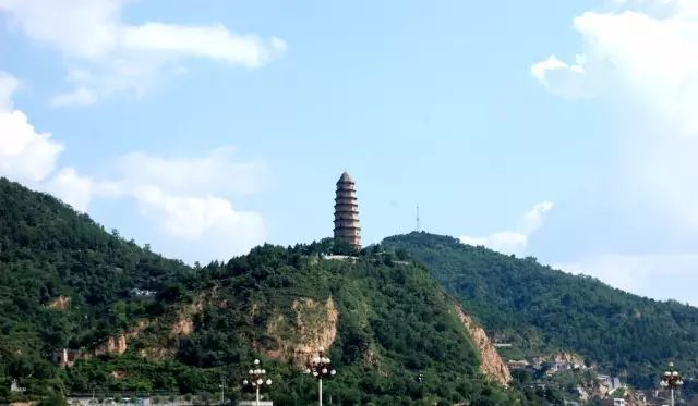 它上面是延安宝塔山这是第二套人民币2元右侧是故宫的角楼能清晰看到