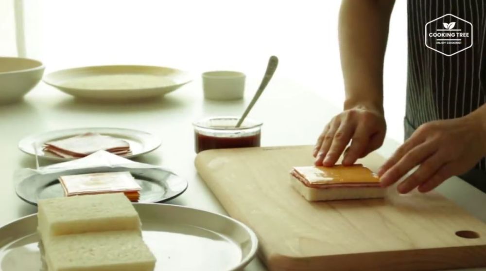 拥有完美切面的三明治是怎么做出来的