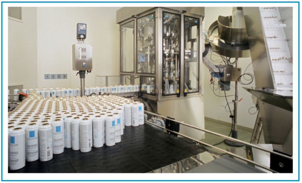 安娜之前去过一次法国理肤泉小镇,全副武装的穿了防菌服(对!