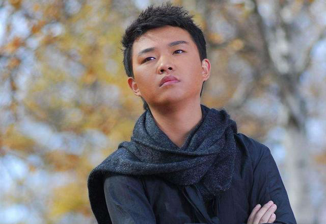 曾经的网络歌手,因一首歌成名,当时这首歌的销量高达五亿