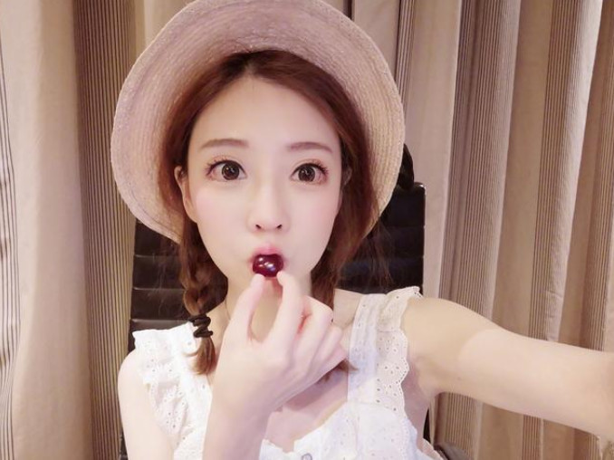 冯提莫犯事了?直播放歌被告,网友:没文化真可