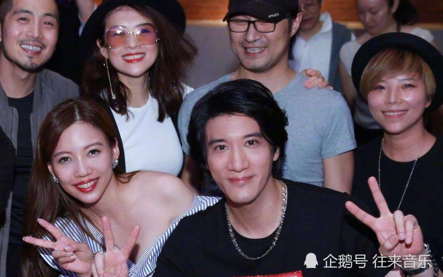 王力宏老婆晒全家福，却被三胎儿子抢镜，网友：太搞笑了!