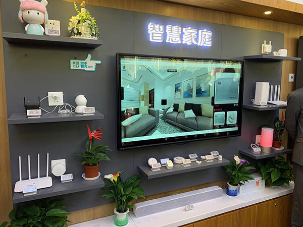 新开业的营业厅被划分为入口咨询区,智慧家庭体验区,终端展销区,服务