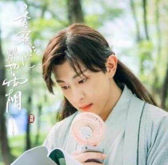 邓伦录制综艺节目现场,冷到眼睛都眯起来了,粉