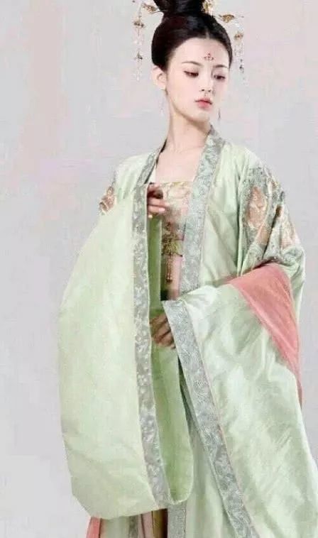 杨超越新剧杀青全身照曝光颜值高,角色悲情惹