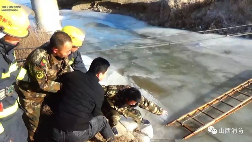 危急!老人被困冰面,消防官兵上演"极地营救"!