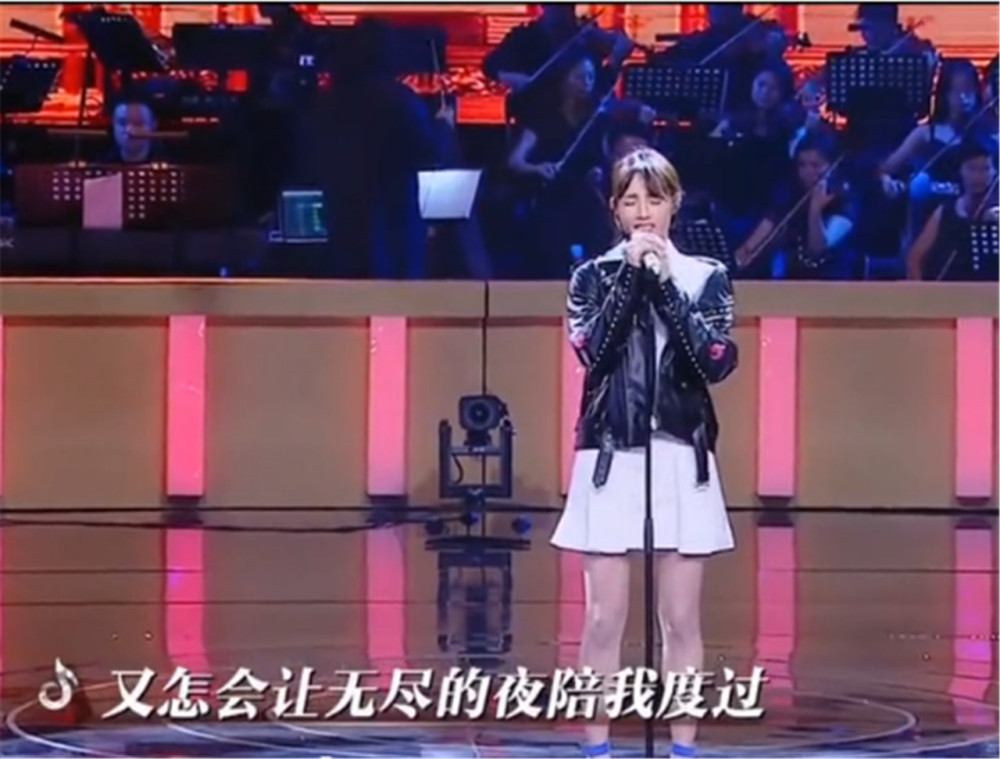 手,唱到最后台下评委泪目,全场观众疯狂鼓掌!