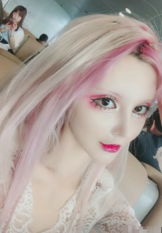 真人芭比迪丽拉被质疑整容?看到她大腿后,网友:脸上几层粉?