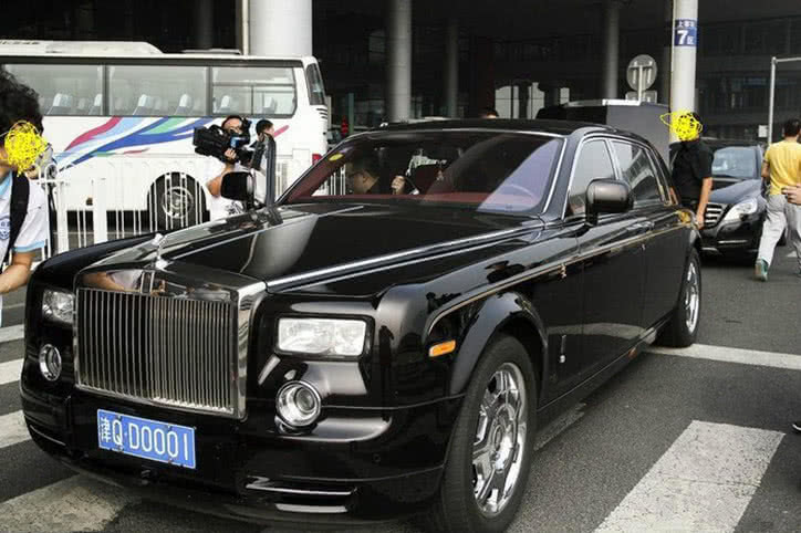权健被查束昱辉因公出差东南亚?他的劳斯莱斯