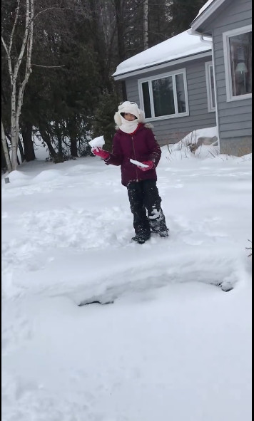 夏克立带女儿打雪仗 结果爸爸成了人形靶子 网友 看着就心疼 夏克立 雪球 结冰