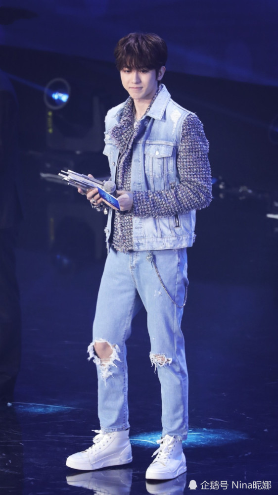 这次蔡徐坤真的豪,穿皮草戴大金链子参加跨年