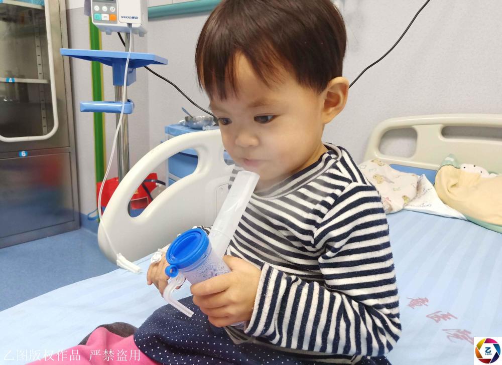 2岁癌宝宝学会给自己雾化,妈妈:她难受时就紧