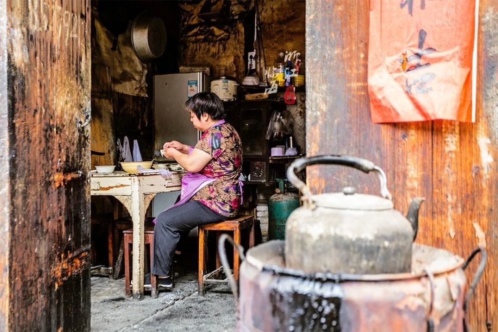 一条活着的千年古街,遍布高耸坊墙和沧桑古井