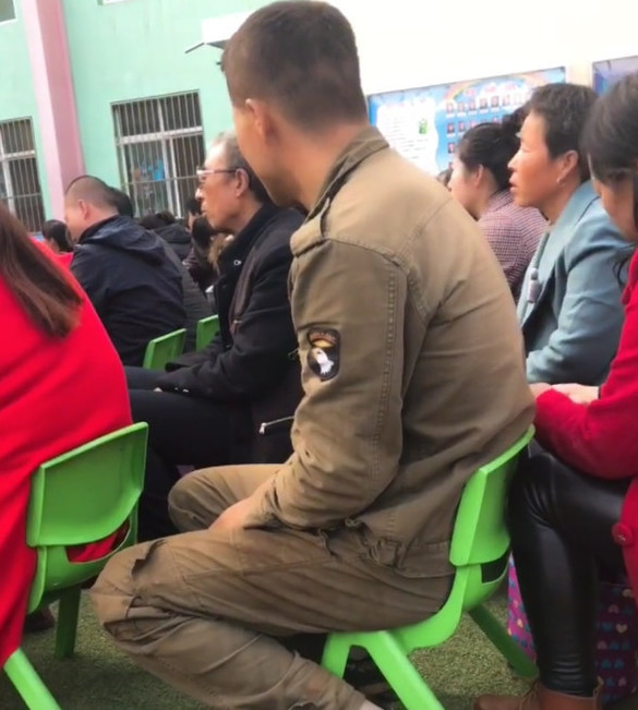 学校开家长会,一个家长最后进场,看到这个父亲