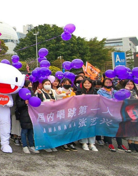 张艺兴粉丝应援灯牌遭吐槽,网友:谦虚了,应该叫