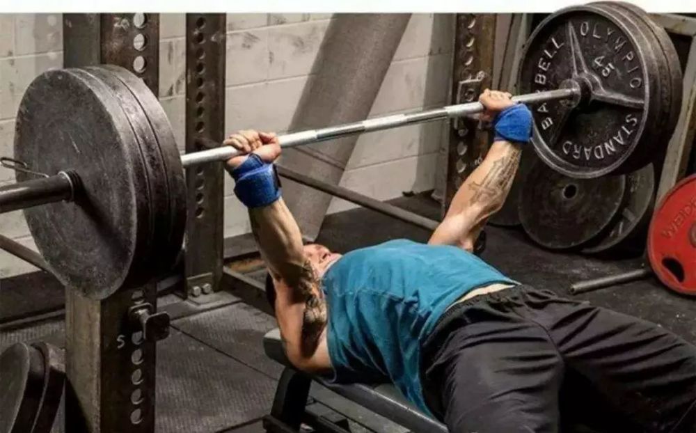 让卧推训练效果最佳化那些容易被忽略的卧推小细节