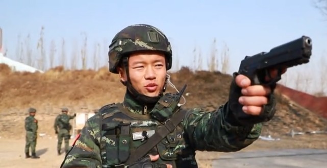 直击猎鹰突击队特殊射击训练装弹上膛击发全部单手完成