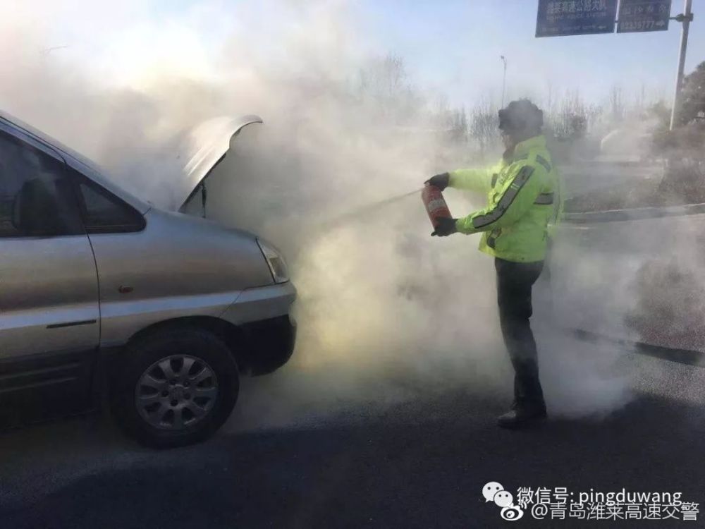 青新高速郭庄收费站:面包车冒着浓烟…
