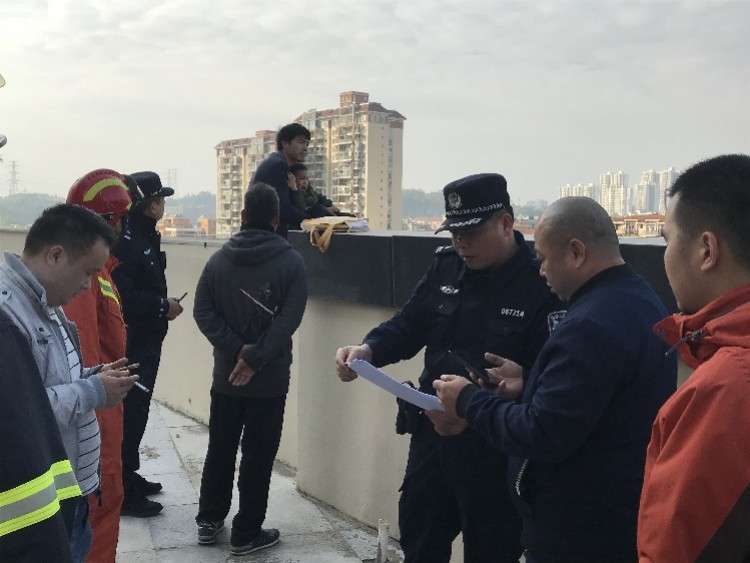 抱4岁儿子上平台讨2万元工钱 深圳警方成功把