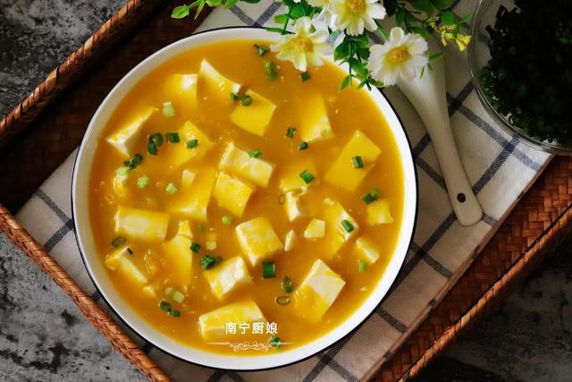 大功告成,出锅装碗,一盘香味浓郁又爽滑的南瓜汤烧豆腐就做好啦!