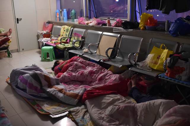 患者家属在医院打地铺深夜11时许,安徽合肥庐江路的省立医院24楼重症
