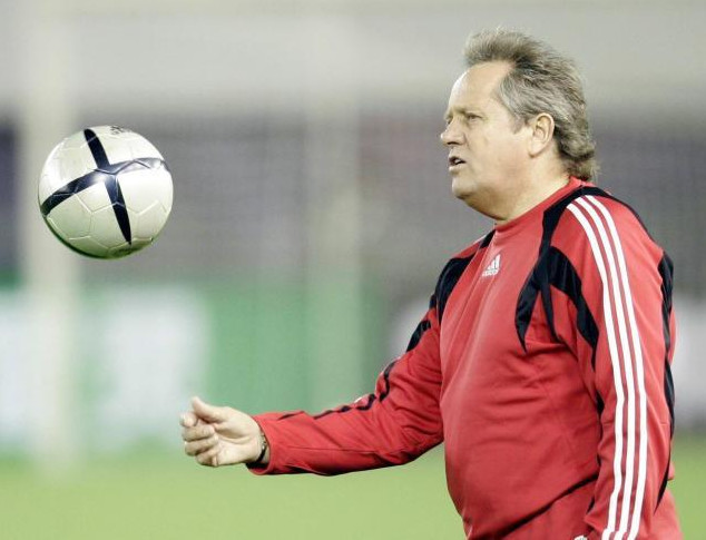 2004年亚洲杯:赛前需踢破玻璃 阿里汉拒领奖