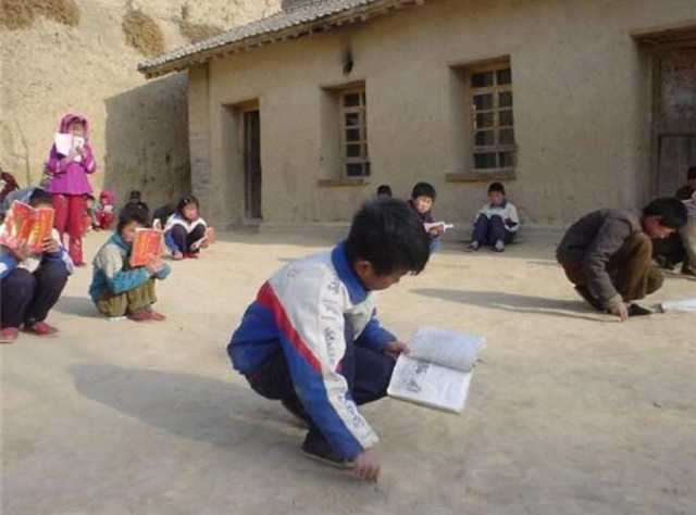 看看日本最穷的农村,对比中国的普通农村,没有对比就没有伤害