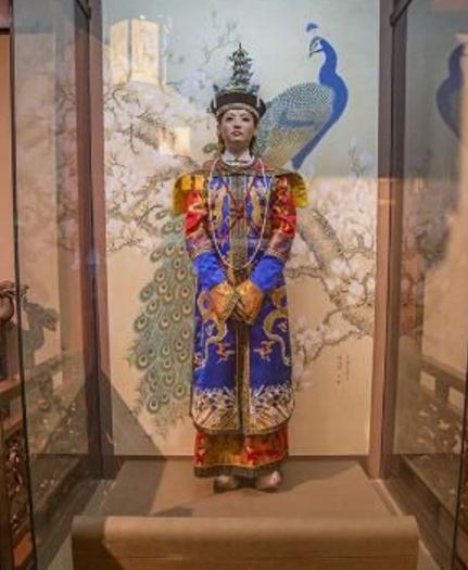 清朝皇后蜡像法国人制作下的慈禧缺少霸气,孝烈武皇后是美女!