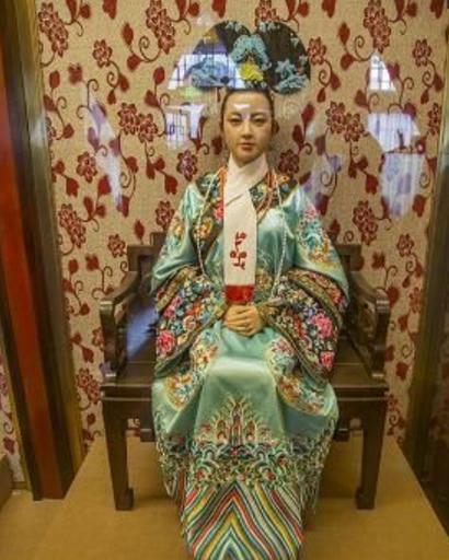 清朝皇后蜡像法国人制作下的慈禧缺少霸气,孝烈武皇后是美女!